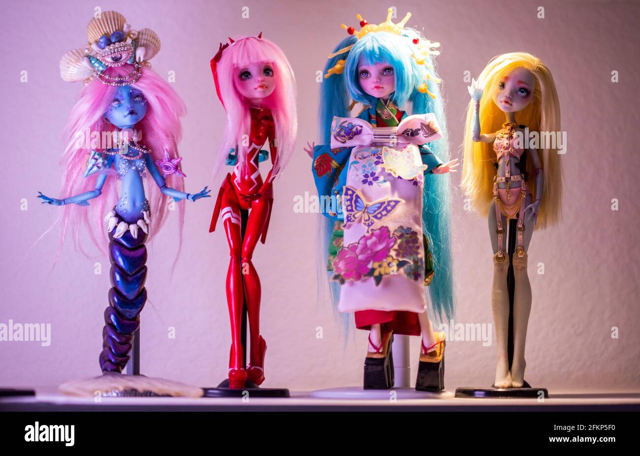 Strasburg, Deutschland. April 2021. In der Werkstatt der Modedesignerin  Elisa lange steht ein neu bemalter Puppenkopf, der Manga-Puppen herstellt  und an Kunden aus der ganzen Welt liefert. Mit der von ihr entwickelten
