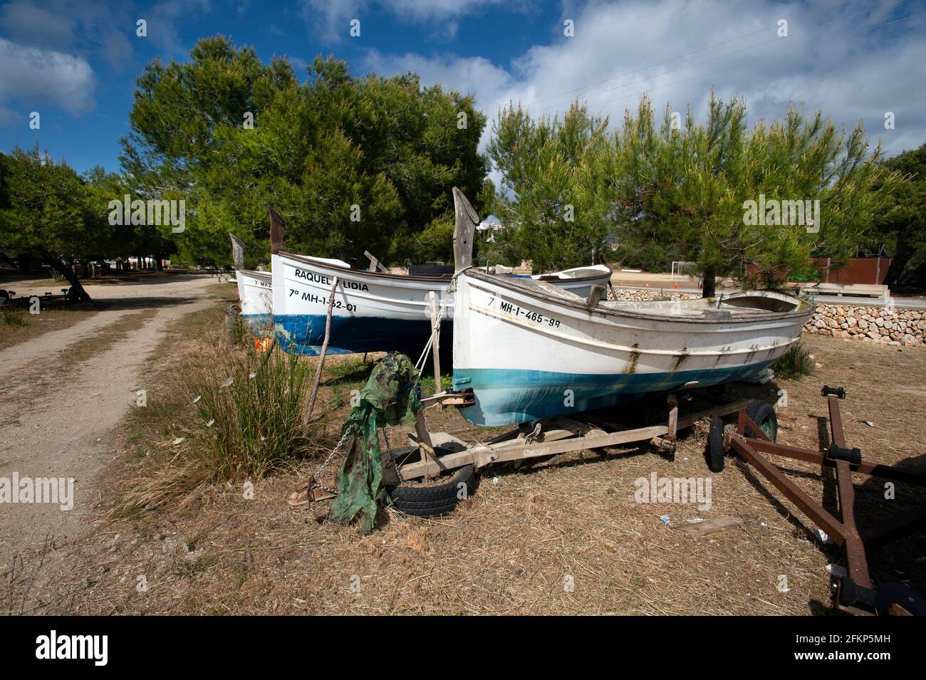 Drei traditionelle Fischerboote lagerten im Landesinneren für den Winter bei Es Grau menorca Stockfoto