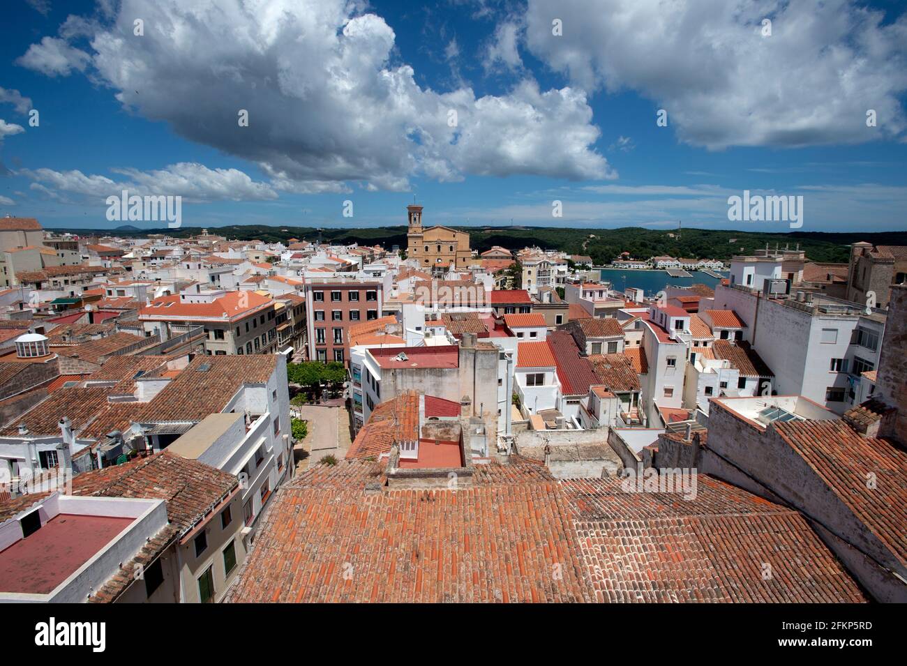 Blick über die Dachziegel und Kirchen der Stadt Mahon Richtung Hafen Mahon auf Menorca Spanien Stockfoto