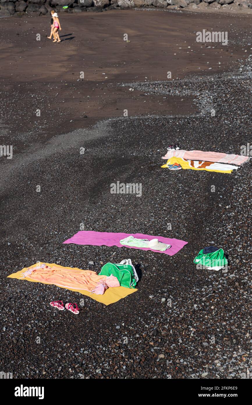 Handtücher am Strand, die sozial distanziert verteilt sind, Playa San Juan, Teneriffa, Kanarische Inseln, Spanien Stockfoto