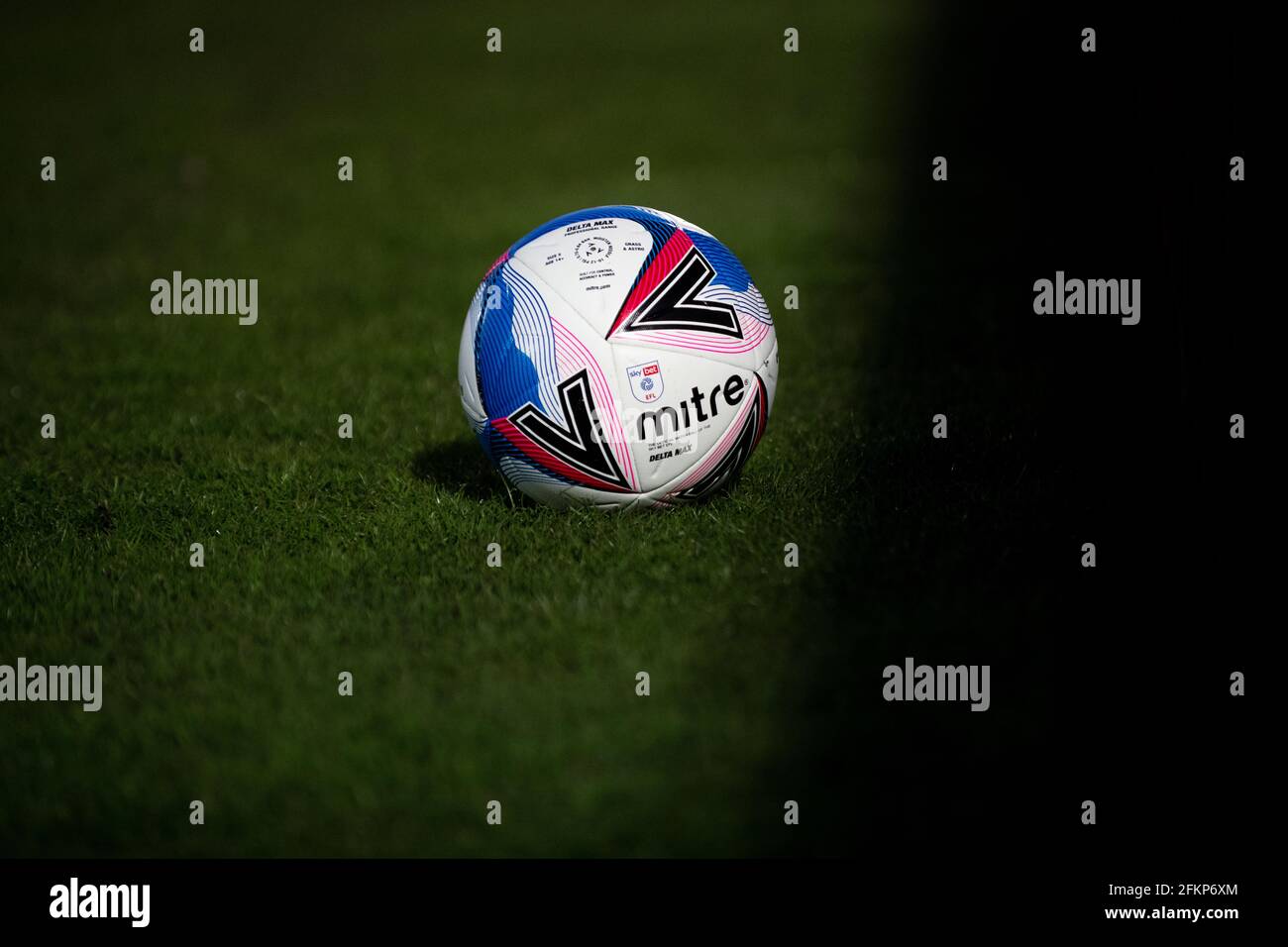 Gehrungsdelta. Offizieller Spielball der EFL Football League 2020/21. Stockfoto