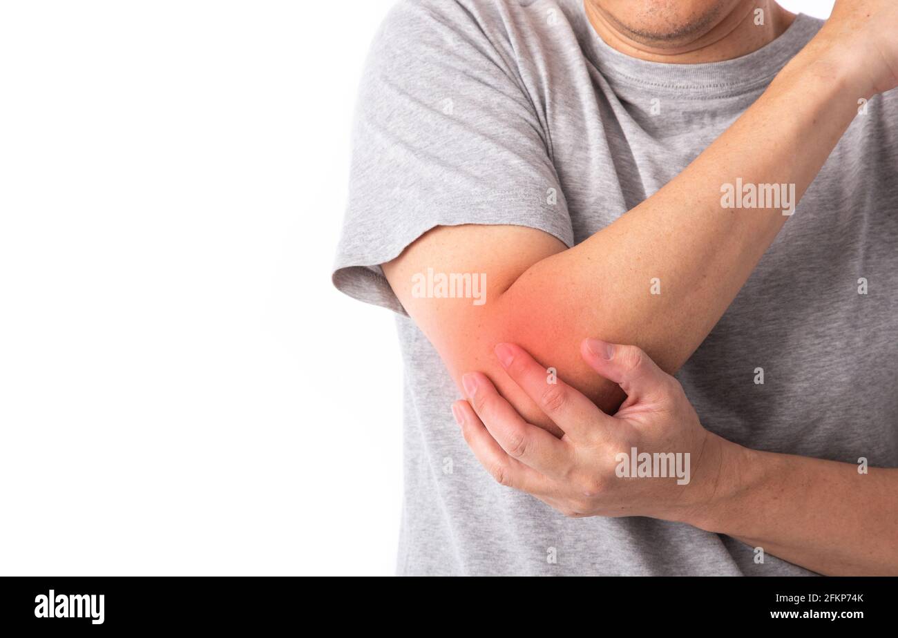 Schmerzen am Ellenbogen. Verstauchung und Arthritis Symptome. Mann mittleren Alters berührt seinen verletzten Arm über weißem Hintergrund. Stockfoto