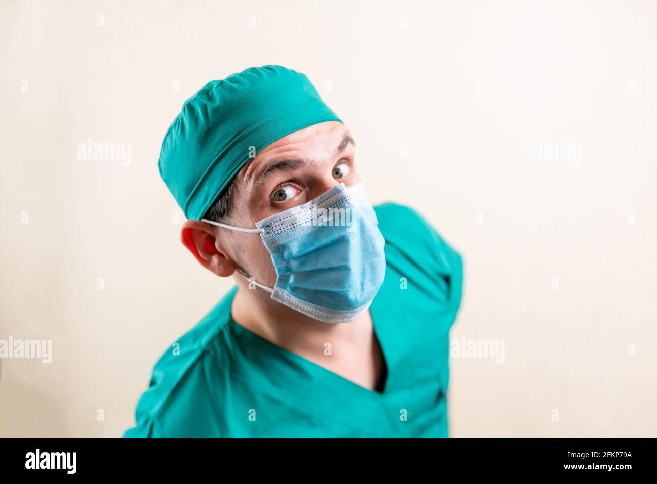 Witziger Arzt in einer Maske und einer Mütze. Hochwertige Fotos  Stockfotografie - Alamy