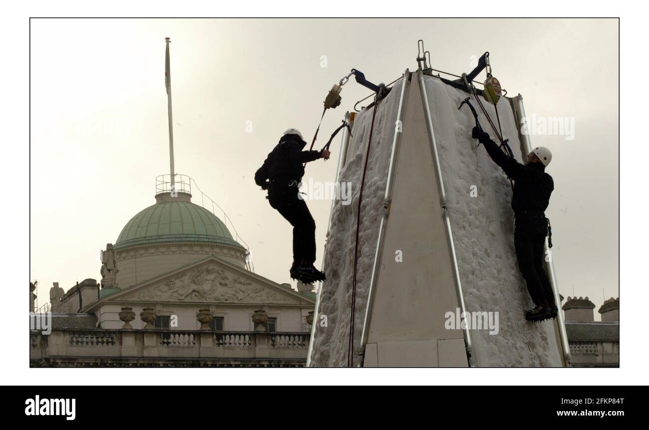 Während Großbritannien sich auf die Teilnahme an den Olympischen Winterspielen vorbereitet, startet Somerset House Eisklettern im Freien auf der Somerset House Ice Rink Eröffnung für die Öffentlichkeit am 24 Nov 2005pic David Sandison 23/11/2005 Stockfoto