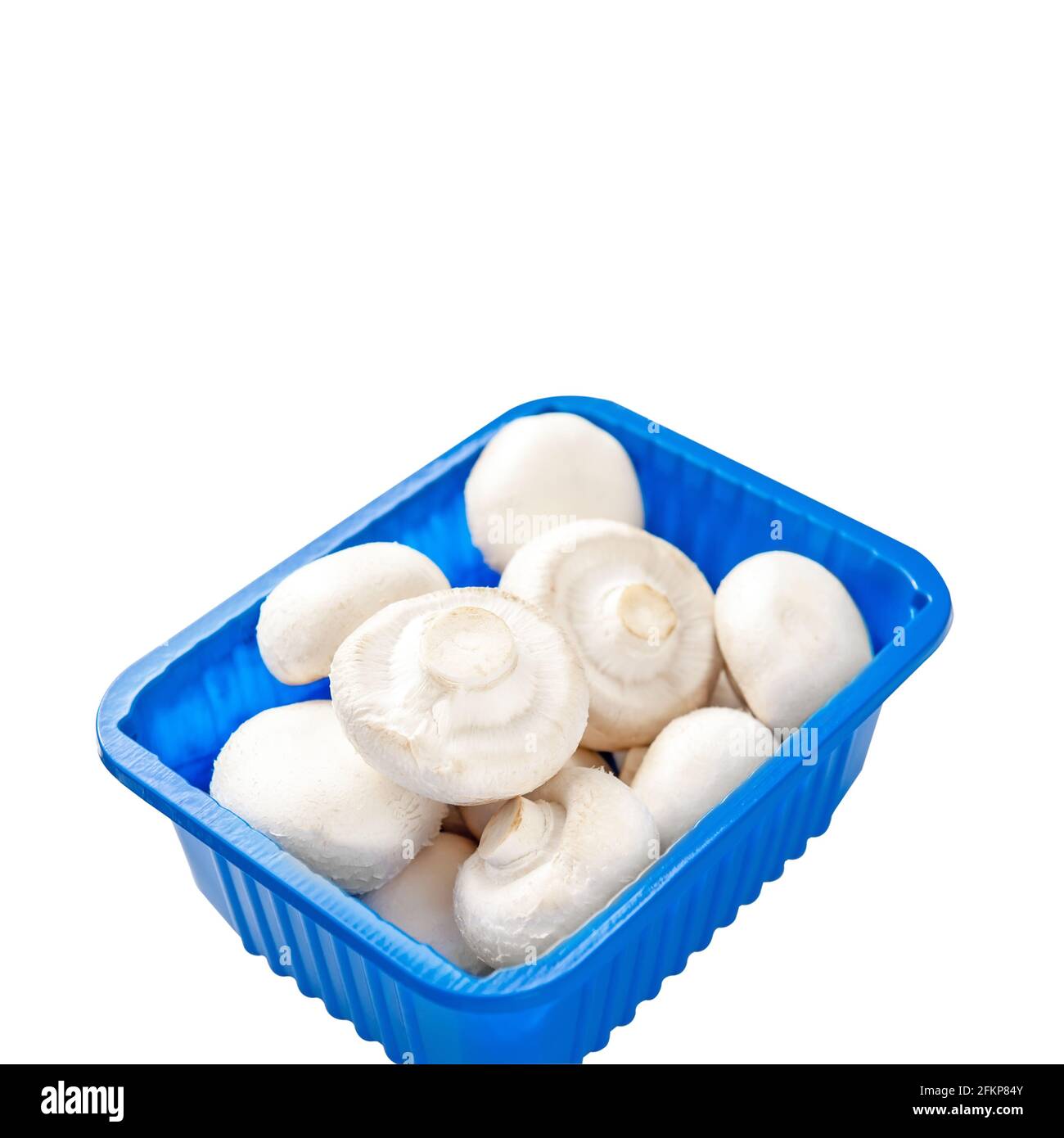 Frische Pilze in einer blauen Kunststoffverpackung isoliert auf weißem Hintergrund. Pilze in der Ladenverpackung, geschält und bereit zum Kochen. Stockfoto