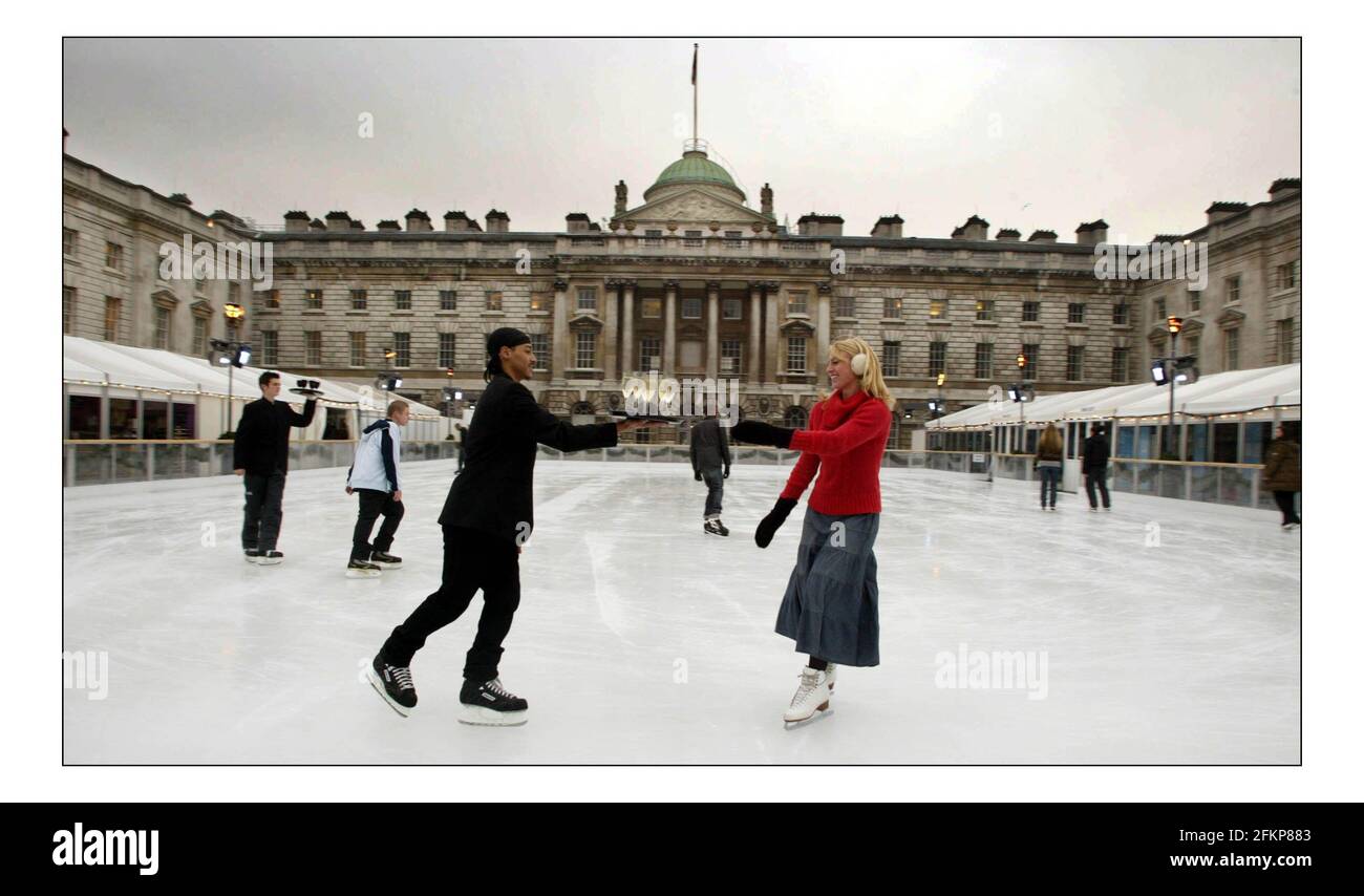 Während Großbritannien sich auf die Teilnahme an den Olympischen Winterspielen vorbereitet, startet Somerset House Eisklettern im Freien auf der Somerset House Ice Rink Eröffnung für die Öffentlichkeit am 24 Nov 2005pic David Sandison 23/11/2005 Stockfoto