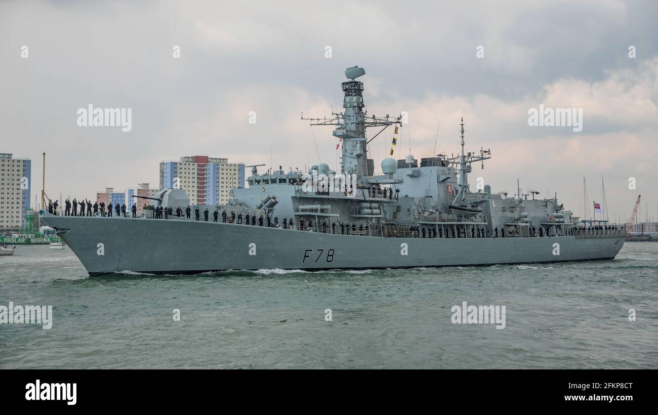 Die Königliche Navy Typ 23 Duke Class Fregatte HMS Kent (F78) verließ Portsmouth, Großbritannien, während eines Hagelsturms am 5/2021, um der britischen Carrier Strike Group beizutreten. Stockfoto