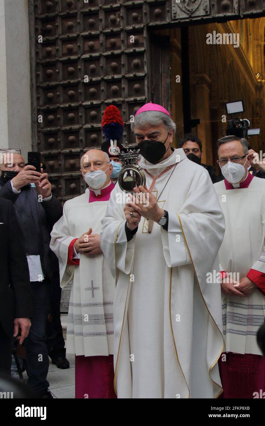 In diesem Jahr wurde aufgrund der Pandemie Covid-19 die traditionelle Prozession des Heiligtums mit dem Blut von San Gennaro und der Büste des Heiligen nicht gehalten, wie es der alten Tradition entspricht. Am Ende der Eucharistiefeier bringt der Erzbischof von Neapel, Don Mimmo Battaglia, das Heiligtum auf den Kirchhof der Kathedrale, um es der Stadt ideal zu zeigen und alle Neapolitaner und Kampanien zu segnen. Leider hat sich das Blut nicht aufgelöst, wie es die alte Tradition will, weil das Schmelzen des Blutes ein Zeichen für positive Ereignisse für die Stadt ist. (Foto von Pasquale Senatore/Pacific Press/ Stockfoto