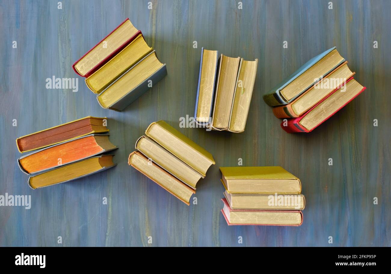 Reihen von Büchern, flach liegend. Lesen, Literatur, Bildung, Bibliothek, Home Office, Back-to-School-Konzept Stockfoto