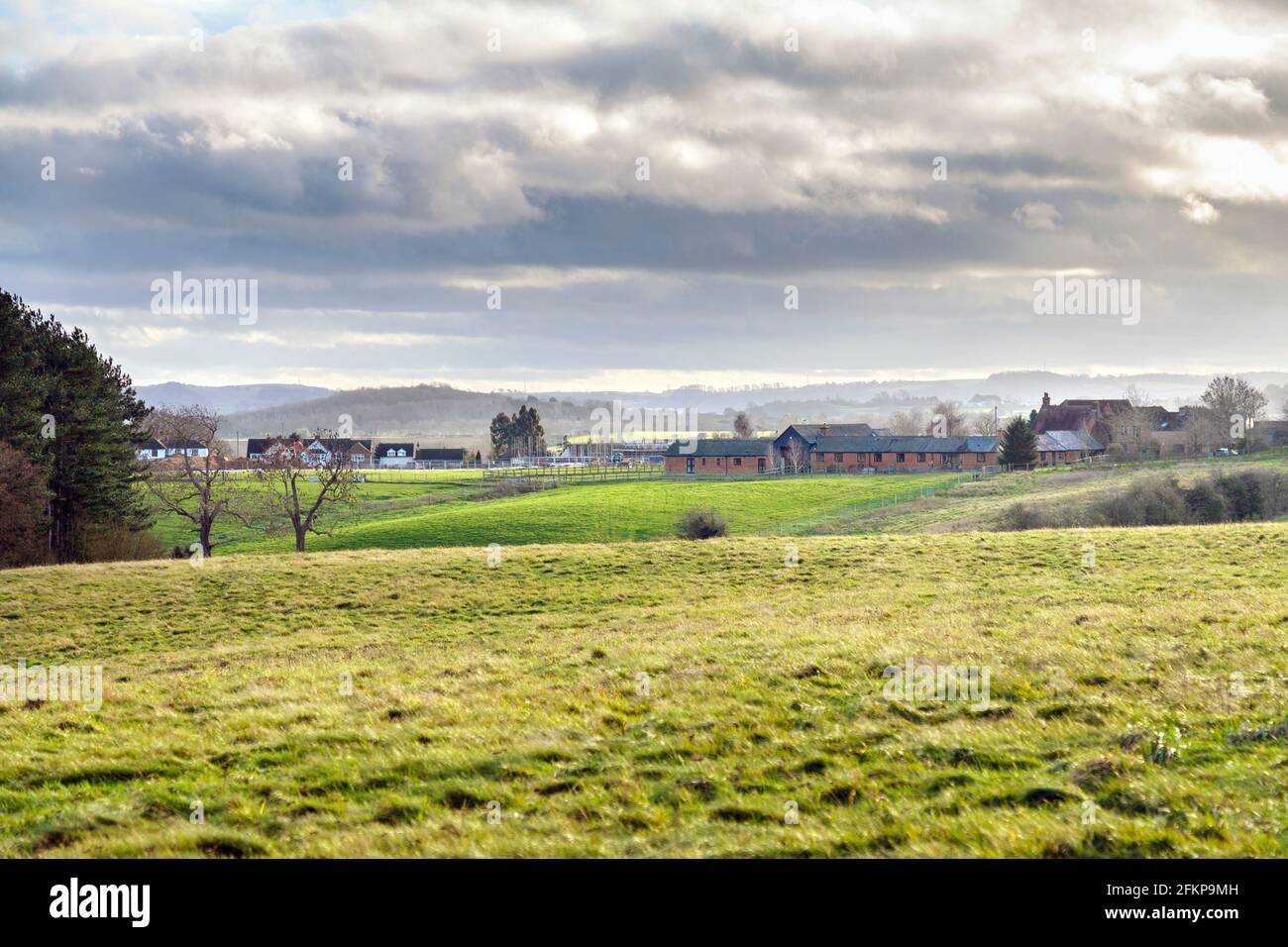 Dramatischer Himmel, Felder und ein Bauernhaus auf dem Land von Maulden Wood, Bedfordshire, Großbritannien Stockfoto