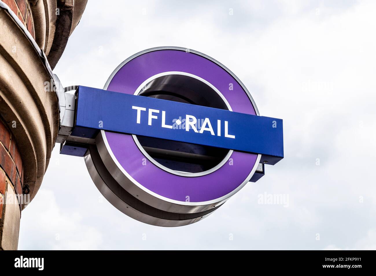 Schild für den lila TFL-Bahnhof (Forest Gate Station, London, Großbritannien) Stockfoto