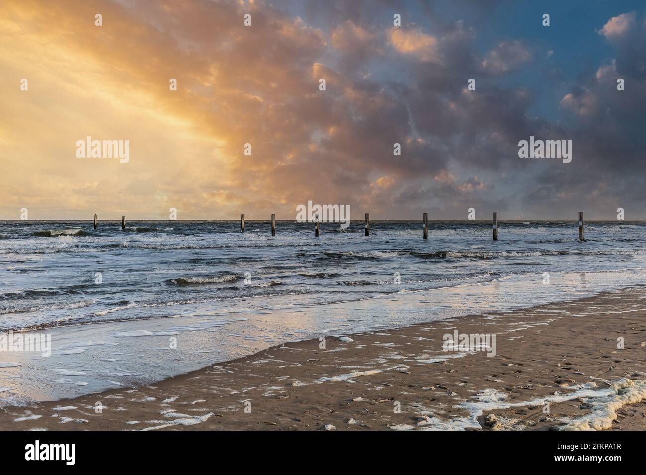 Sehr schöner Sonnenuntergang am Nordseestrand bei Langevelderslag Am Projekt strandreservaat Noordvoort in Noordwijk mit orangefarbenen Wolken Und bo Stockfoto