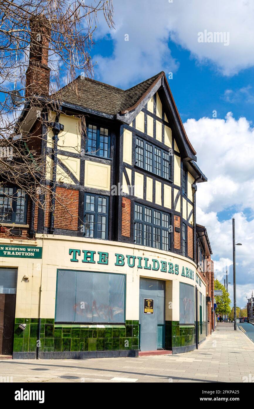 Die Fassade des Builders Arms Pub im Mock-Tudor-Design wurde während der Blockierung der Coronavirus-Pandemie in Stratford, London, Großbritannien, dauerhaft geschlossen Stockfoto