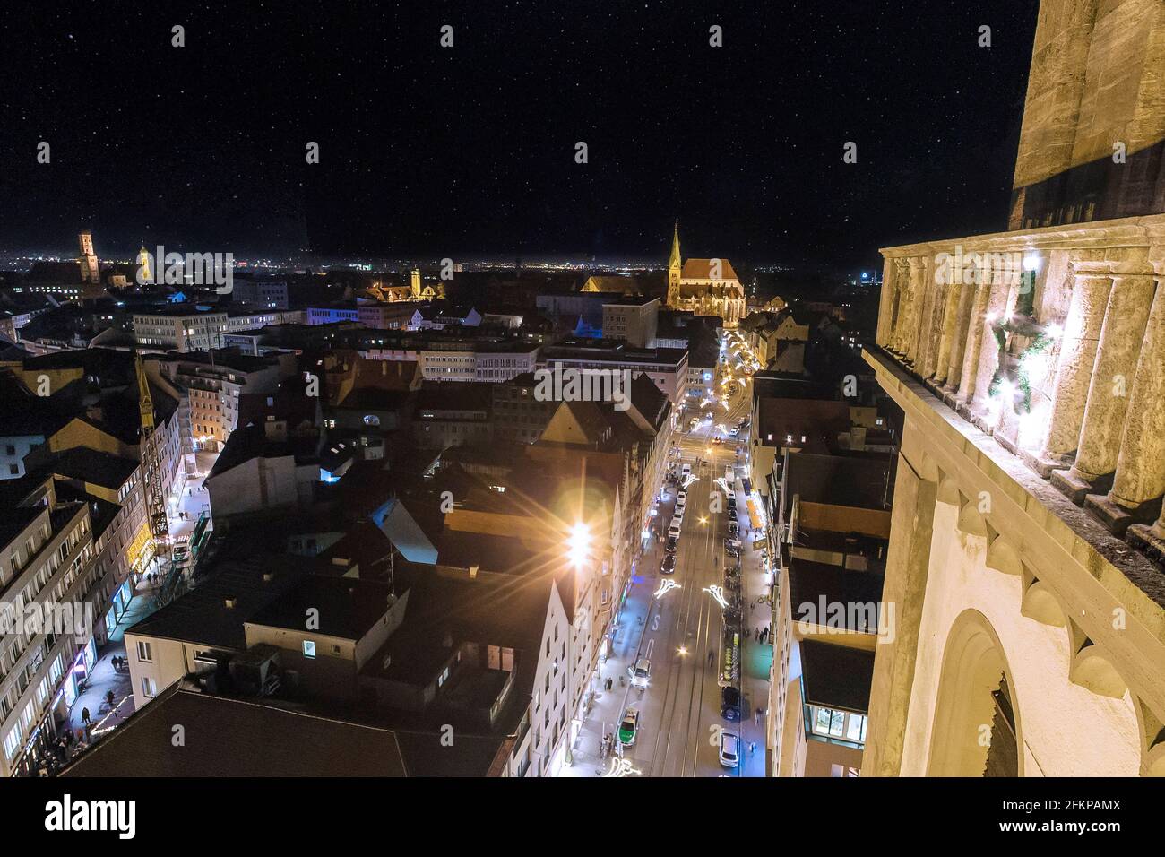 Augsburger Dom bei Nacht, vom Perlach-Turm aus gesehen. Stockfoto