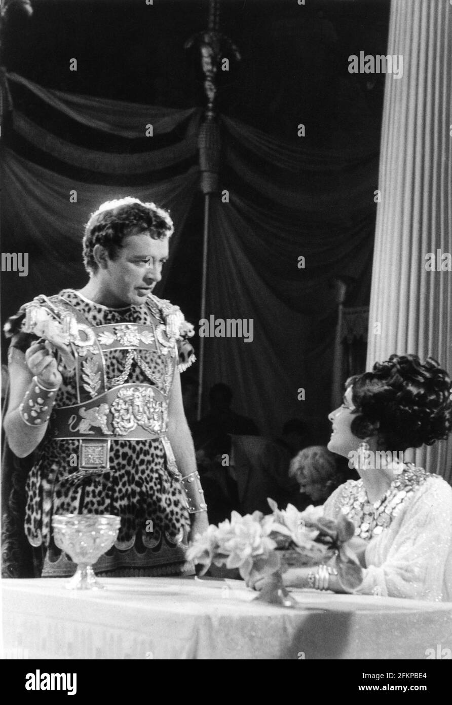 RICHARD BURTON und ELIZABETH TAYLOR am Set offen während der Dreharbeiten zu CLEOPATRA 1963 Regisseur JOSEPH L. MANKIEWICZ Drehbuch Joseph L. Mankiewicz Ranald MacDougall und Sidney Buchman Musik Alex North Produzent Walter Wanger Schweiz - UK - USA Koproduktion MCL Films S.A. / Walwa Films S.A. / Twentieth Century Fox Stockfoto