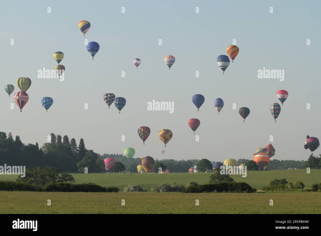 Heißluftballons beim Midlands Air Festival, Ragley Hall, Alcester, Warwickshire, Großbritannien, steigen in den Morgenhimmel. Mai 2018 Stockfoto