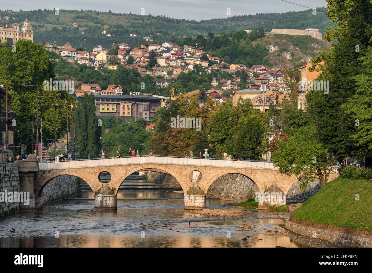 Lateinbrücke am Fluss Miljacka in Sarajevo, BIH Stockfoto