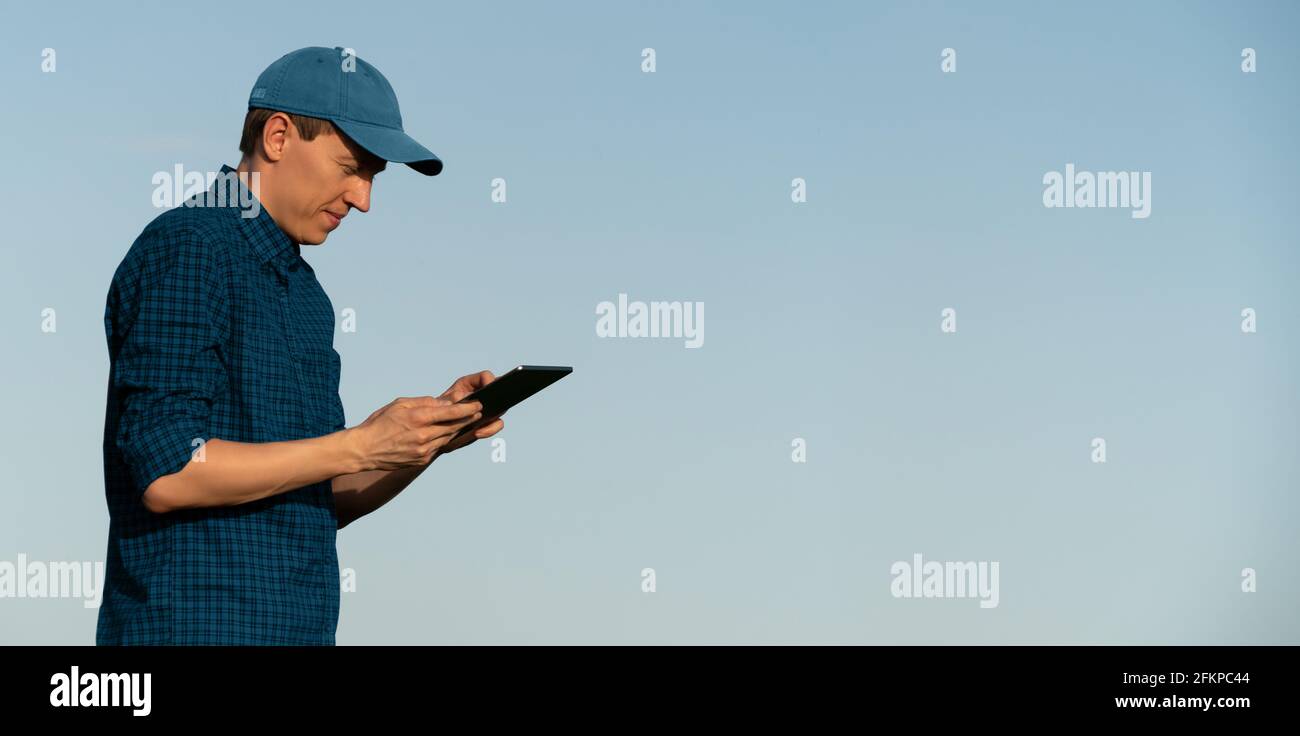 Techniker mit Tablet-Computer auf einem Hintergrund von blauem Himmel Stockfoto