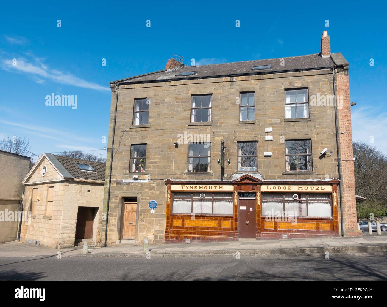 Das Tynemouth Lodge Hotel aus dem späten 18. Jahrhundert, heute ein Pub, und das alte Gerichtsgebäude in North Shields, Nordostengland, Großbritannien Stockfoto