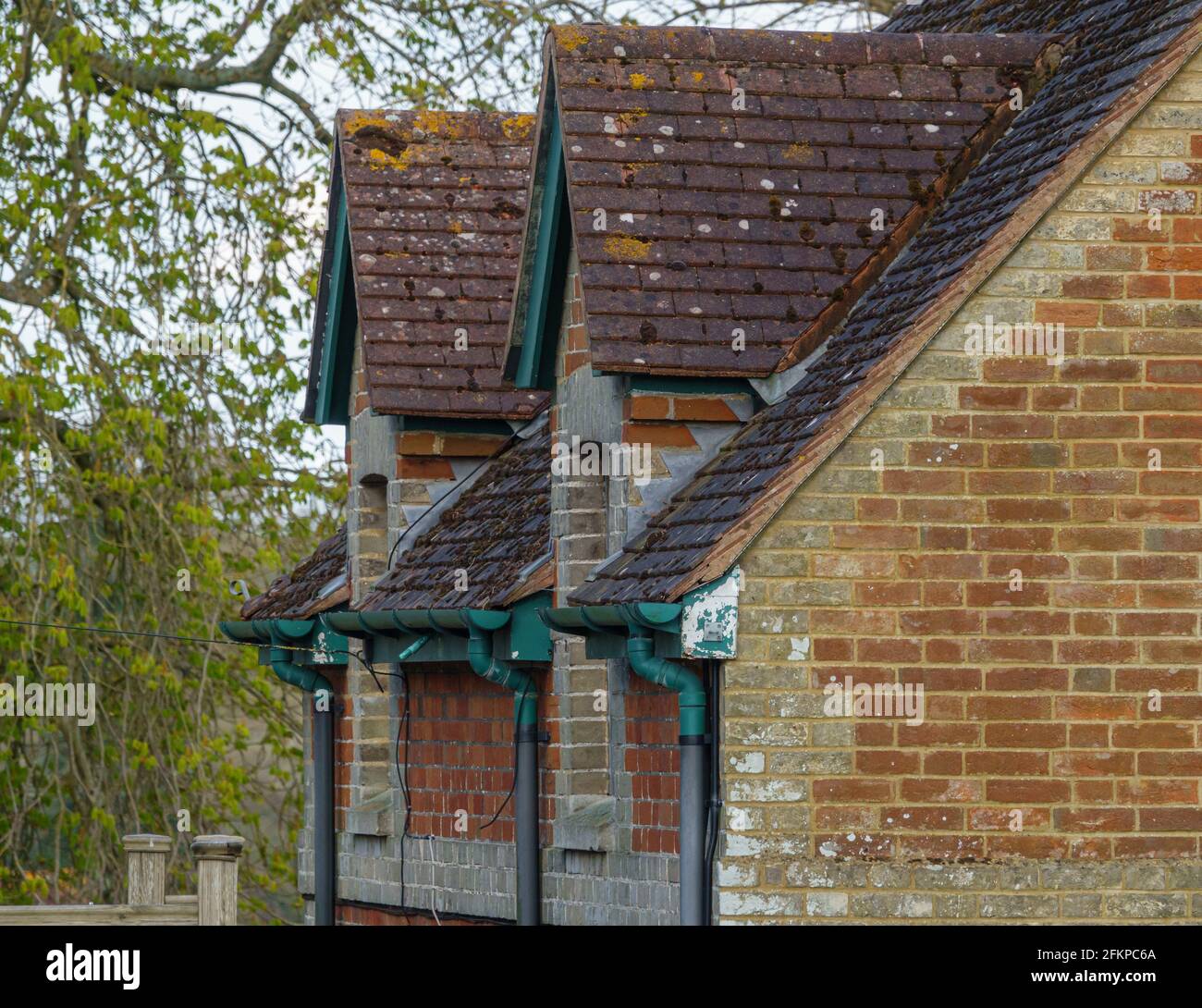 Dachlinie eines roten englischen Backsteinhauses Stockfoto