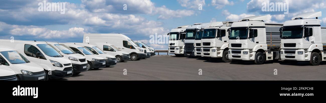Sattelschlepper und Lieferwagen werden in Reihen geparkt. Handelsflotte Stockfoto