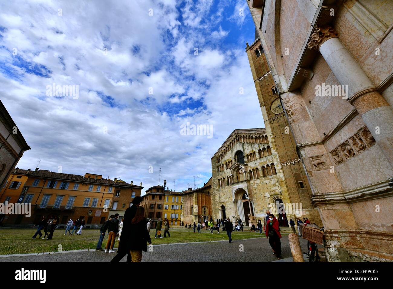 Dom von Parma (römisch-katholische Kathedrale), der Mariä Himmelfahrt mit ihrem Glockenturm und Battistero in Parma gewidmet Stockfoto