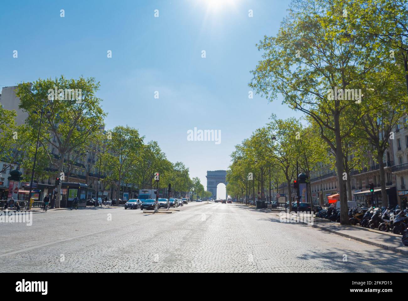 Avenue de la Grand Armee mit dem Arc de Triomphe, Paris, Frankreich Stockfoto