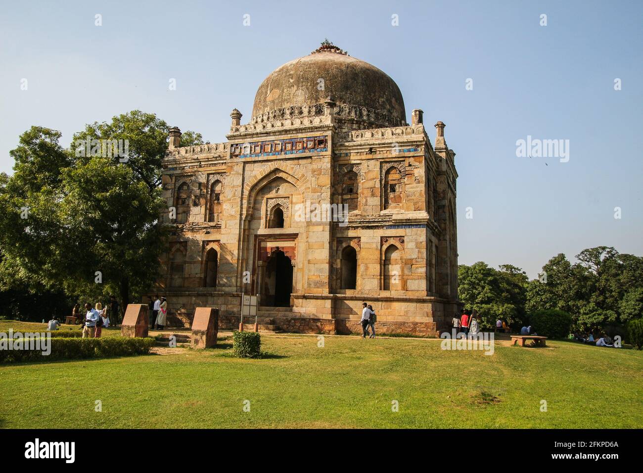 Das Grab von Shisha Gumbad befindet sich in Lodi Gardens in Neu-Delhi, Indien. Es stammt aus dem Ende des 15. Jahrhunderts und ist eines von mehreren Gräbern. Stockfoto