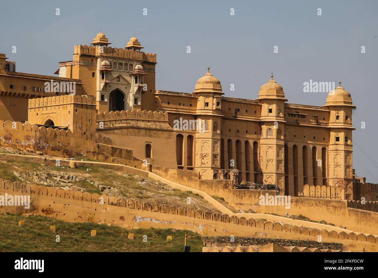 Blick auf die Amber Fort aus dem Dorf Amber, in der Nähe von Jaipur, Indien. Stockfoto