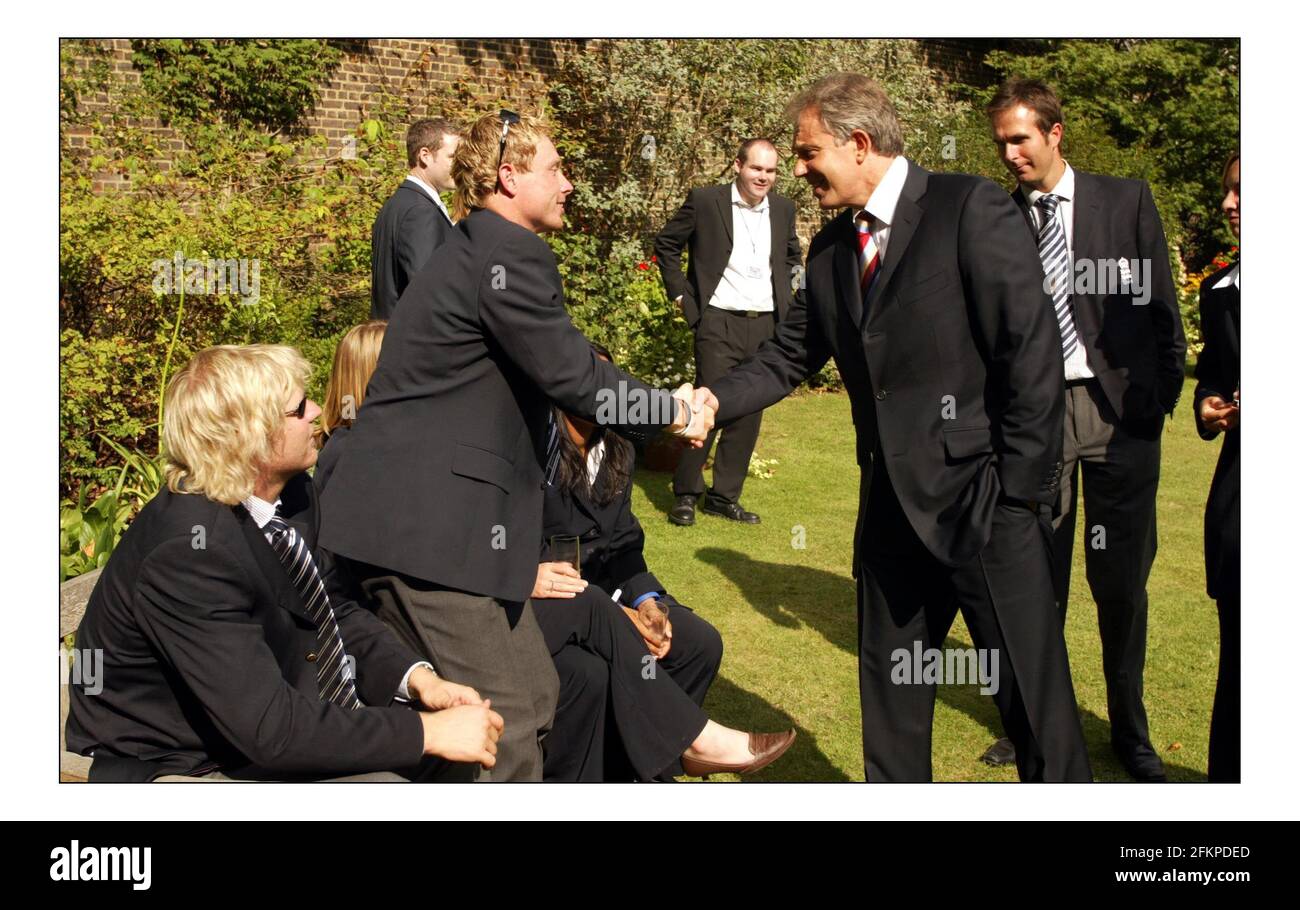Tony Blair stellte Mitgliedern ihrer Cricket-Teams durch Michael Vaughan und Clair Connor im Garten von Downing st.Pool Bild David Sandison 13/9/2005 Stockfoto
