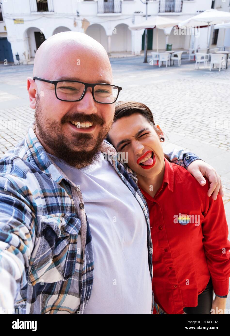 Ein Transgender-Mädchen mit einer Freundin, die ein Selfie macht. Authentische nicht-binäre Menschen. Stockfoto