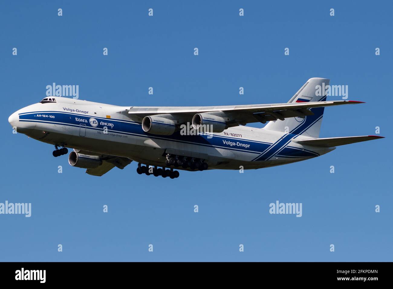 Eine Antonov an-124 von Wolga-Dnepr Airlines, die aus Toronto in Pittsburgh ankommt! Stockfoto
