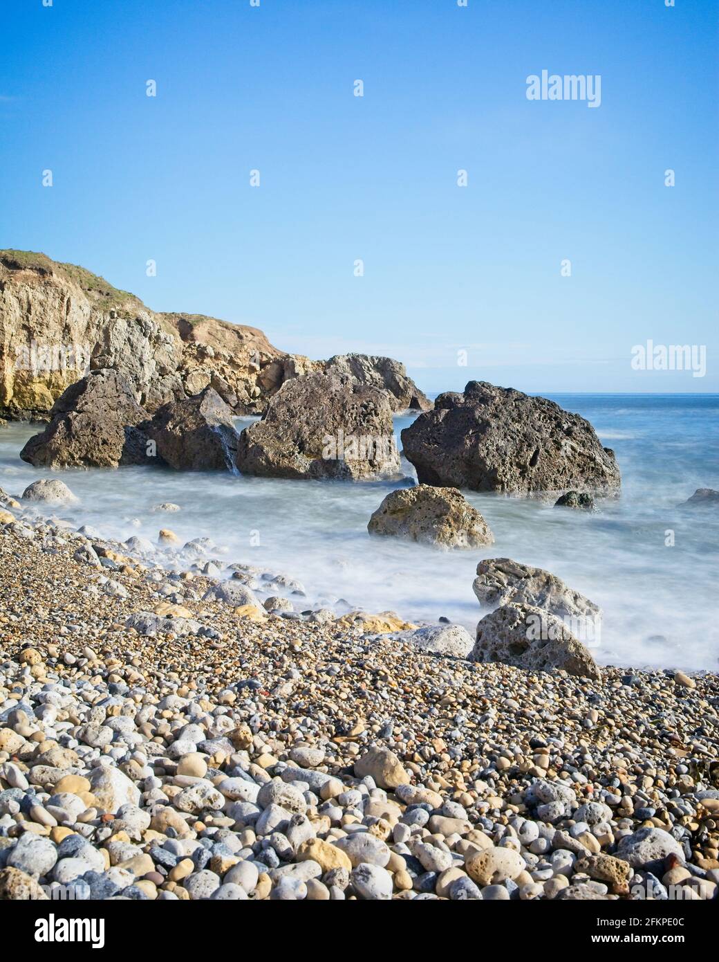 Der felsige Trow Beach an der Nordseeküste bei South Shields in South Tyneside, Nordostengland, an einem sonnigen Tag. Stockfoto