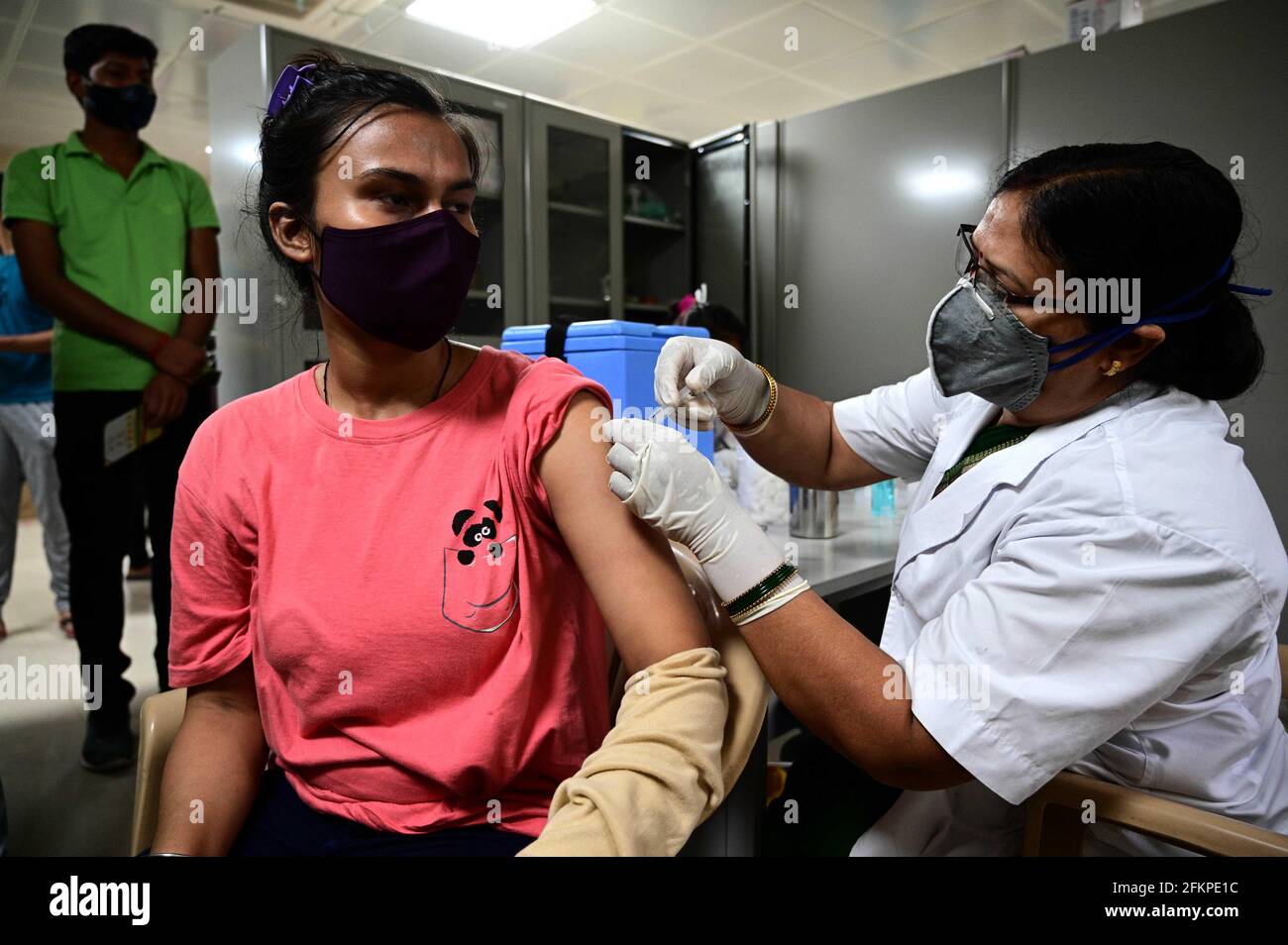 Prayagraj Indien Mai 2021 Wahrend Der Indischen Impfkampagne Impft Ein Arzt Einen Jugendlichen Mit Einer Dosis Covaxin Coronavirus Impfstoff An Alle Erwachsenen Am Moti Lal Nehru Medical College In Allahabad Foto Prabhat Kumar