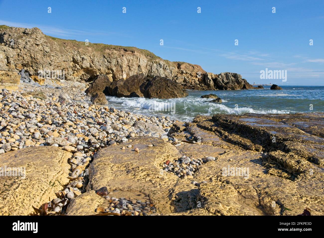 Der felsige Trow Beach an der Nordseeküste bei South Shields in South Tyneside, Nordostengland, an einem sonnigen Tag. Stockfoto