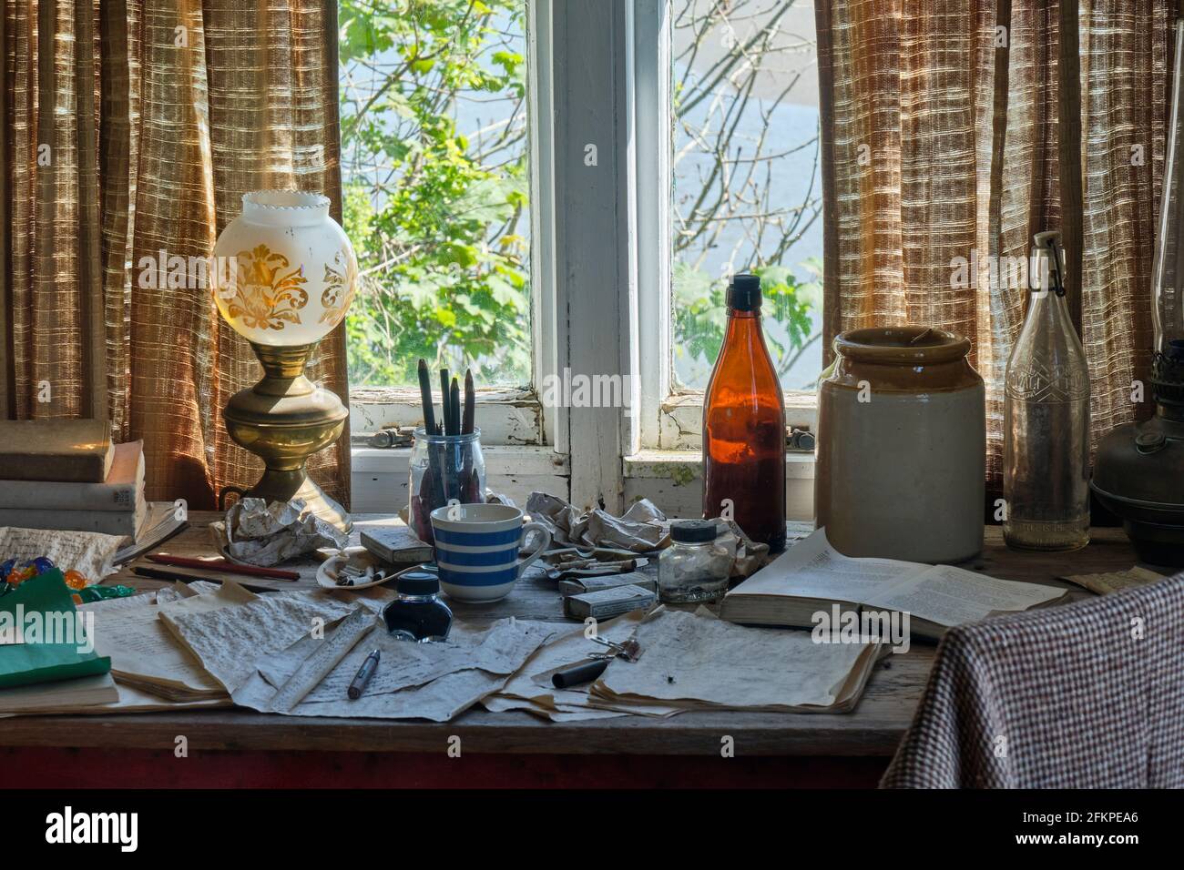 Im Inneren von Dylan Thomas' Schreibstall mit Blick auf die TAF-Mündung, Laugharne, Carmarthenshire Stockfoto