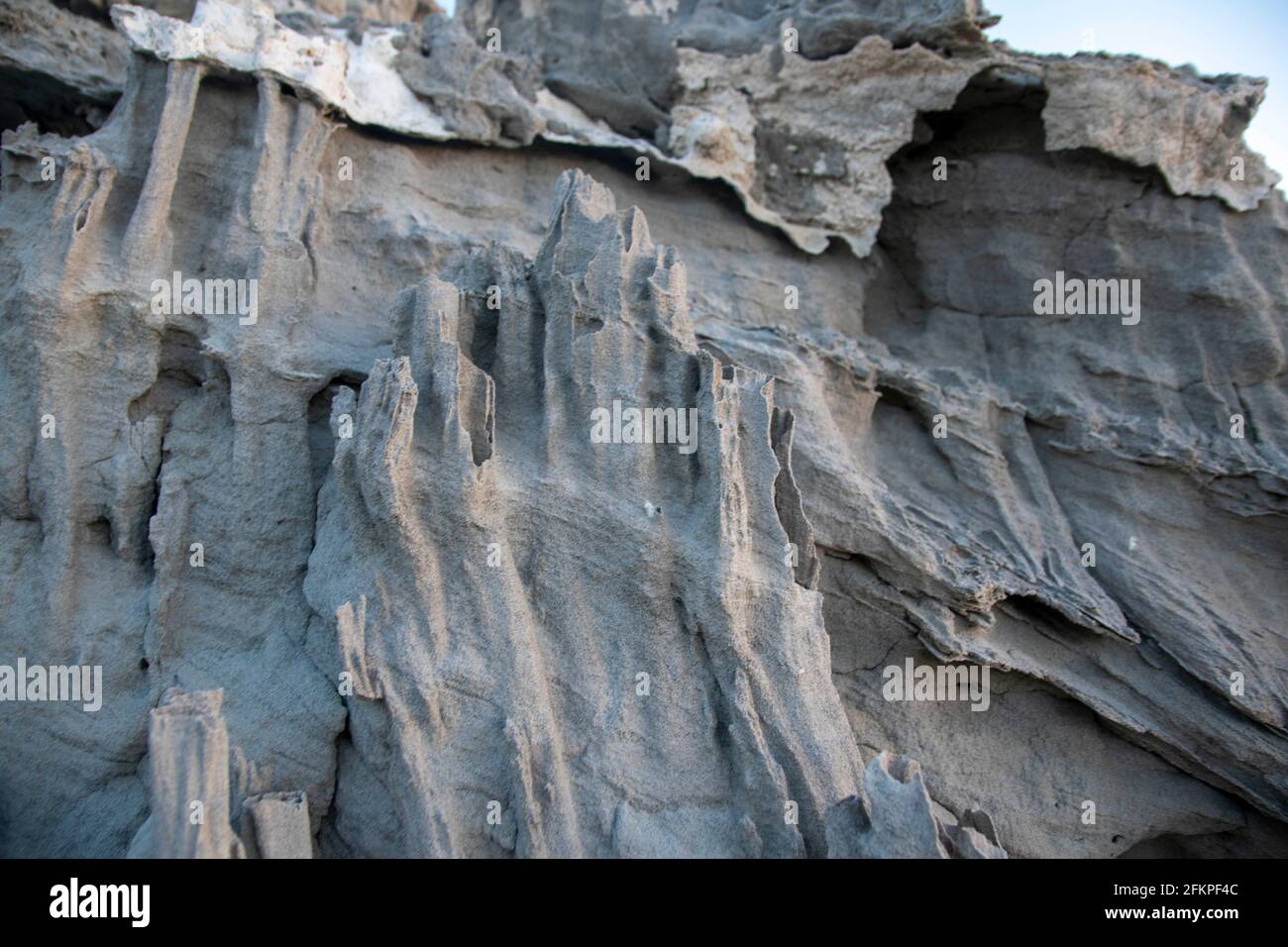 Die Sandtufas am Navy Beach von Mono Lake, Mono County, CA, USA, wurden unter Wasser gebildet und sind zerbrechlich. Stockfoto