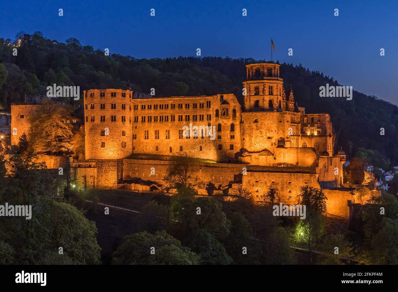 Beleuchtetes Heidelberger Schloss nach Sonnenuntergang, Blick aus dem Schlossgarten Stockfoto