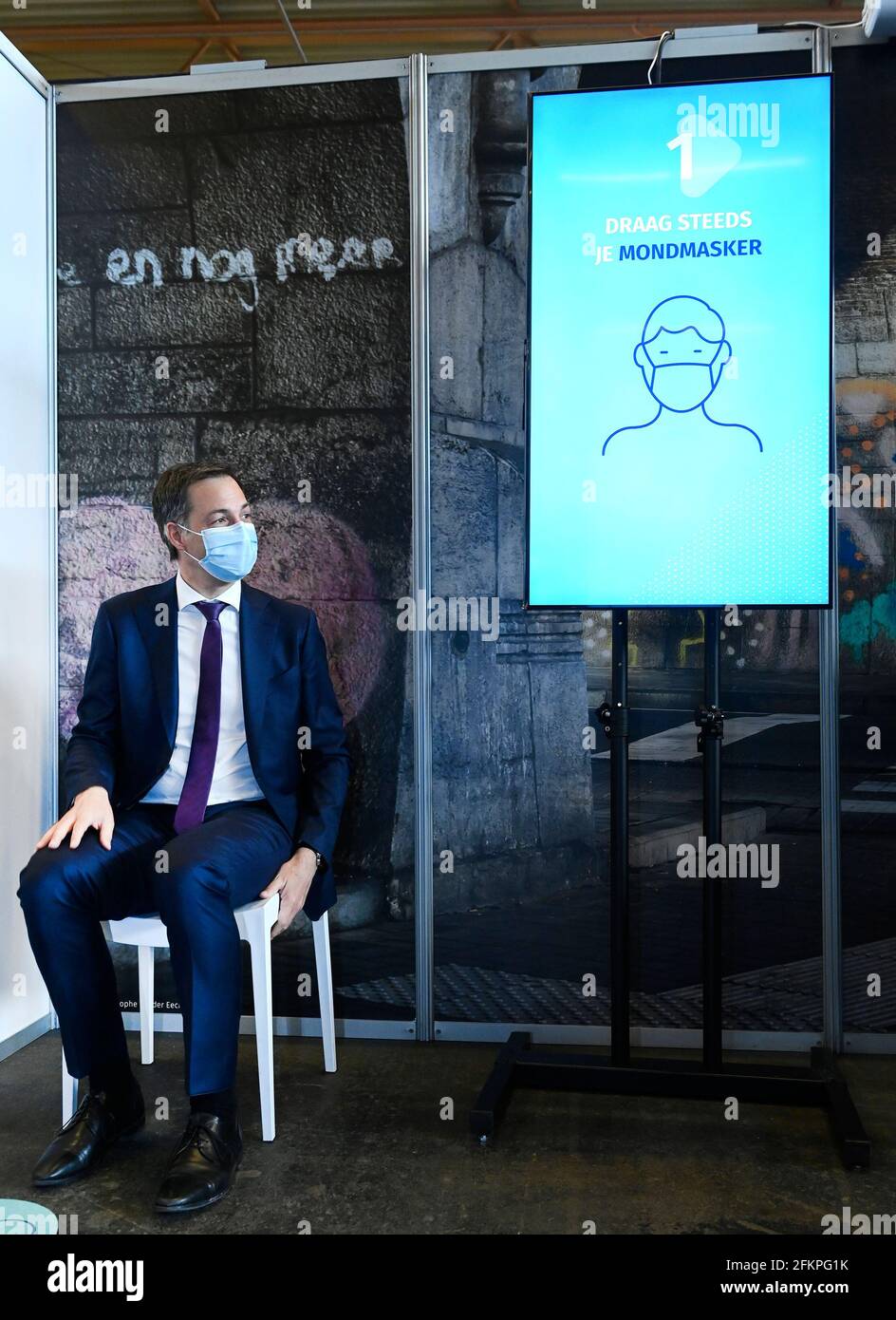 Premierminister Alexander De Croo im Bild bei einem Besuch des Impfzentrums auf der Flanders Expo in Gent, Montag, 03. Mai 2021. BELGA FOTO POOL Stockfoto