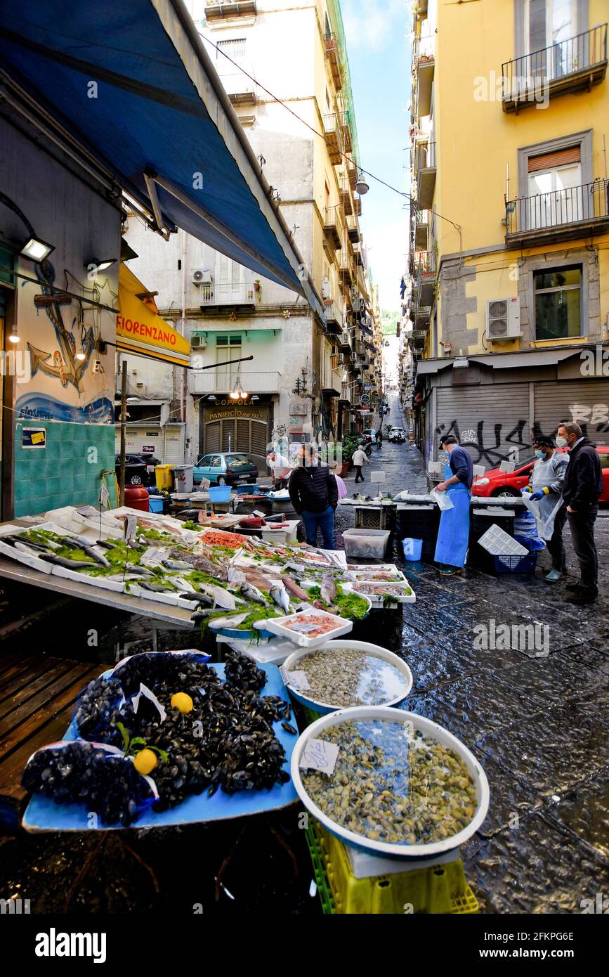 Neapel, Italien, 2. Mai 2021. Ein Frischfischverkauf in einem mittelalterlichen Viertel der Stadt. Stockfoto