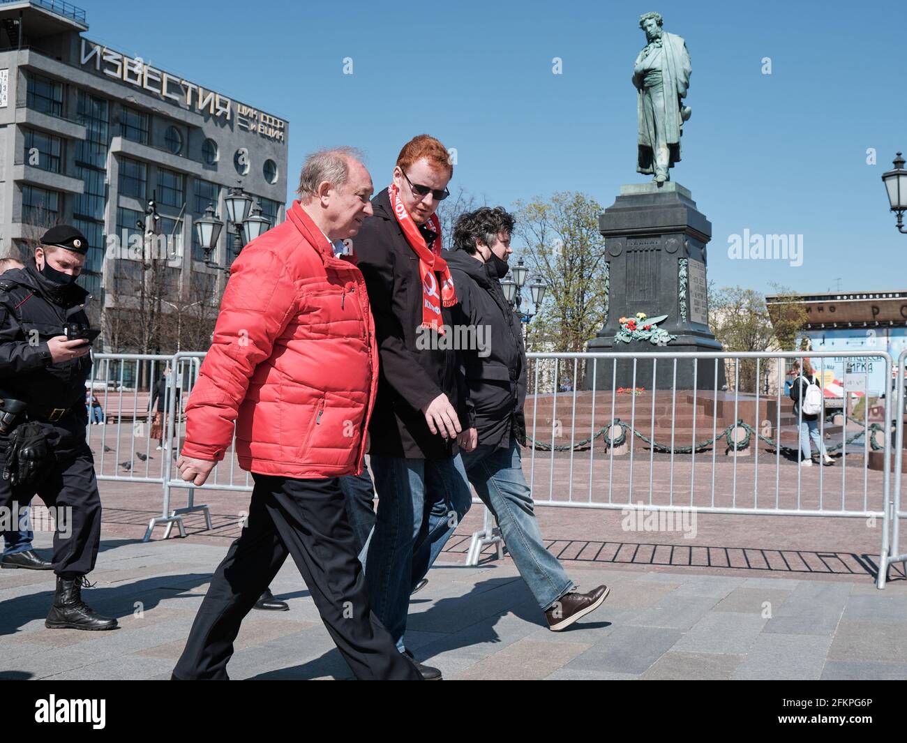 Moskau, Russland. Mai 2021. Stellvertretender Vorsitzender des Zentralkomitees der Kommunistischen Partei Russlands, Erster Sekretär des Moskauer Stadtkomitees der Kommunistischen Partei der Russischen Föderation, Valery Raschkin (links) und Mitglied des russischen Staatsduma-Komitees für föderale Struktur und lokale Selbstverwaltung, Denis Parfenov (Mitte) während eines Treffens. Tag der internationalen Solidarität der Arbeitnehmer 1. Mai. Treffen der Abgeordneten der Kommunistischen Partei mit den Unterstützern auf dem Nowopuschkinski Platz. Kredit: SOPA Images Limited/Alamy Live Nachrichten Stockfoto