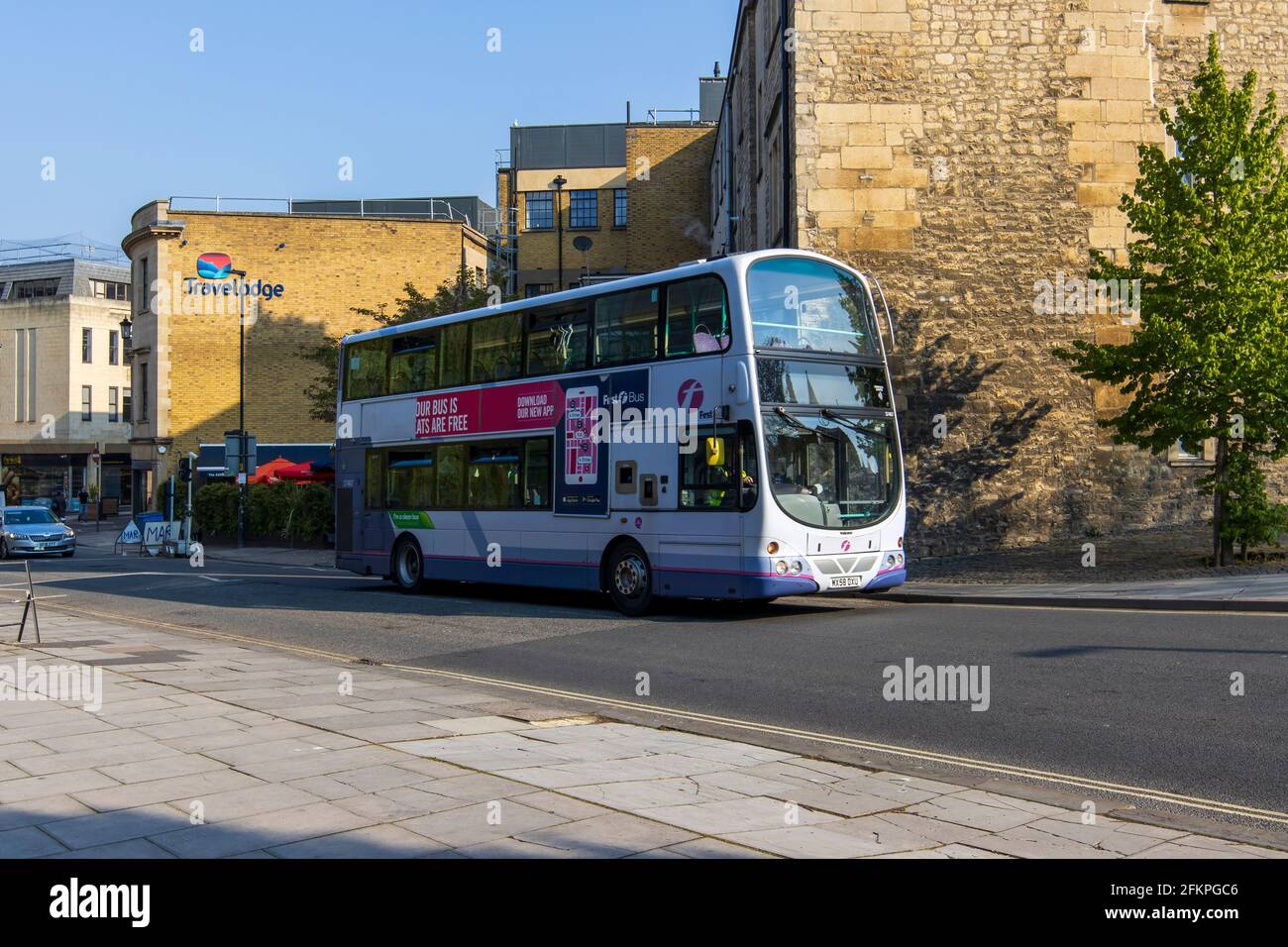 Ein 2008 Volvo B Series B9TL Doppeldeck erster Bus, Reg No MX58 DXU, fährt entlang der James Street West, Bath UK. Stockfoto