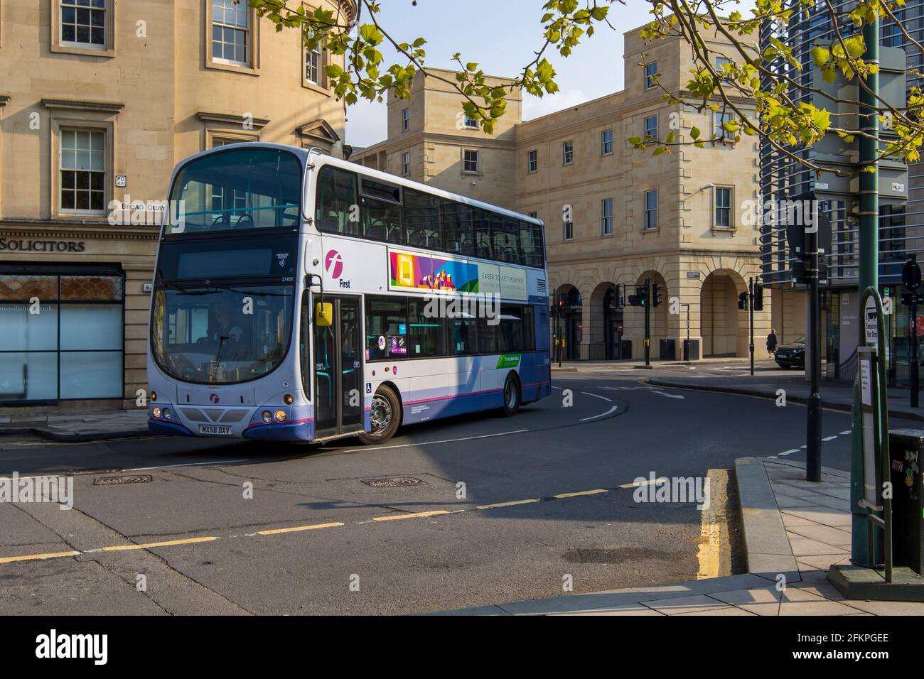 Ein 2008 Volvo B Series B9TL Doppeldeck erster Bus, Reg No MX58 DXV, fährt nach Broad Quay, Bath, Großbritannien. Stockfoto