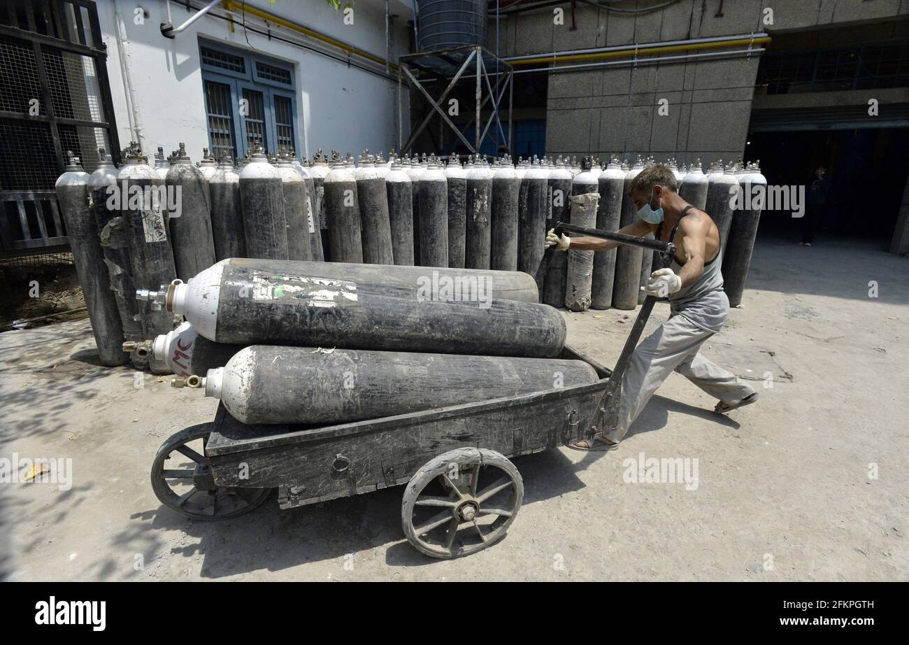 Jammu, das von Indien kontrollierte Kaschmir. Mai 2021. Ein Arbeiter transportiert Sauerstoffflaschen in ein Krankenhaus in Jammu, der Winterhauptstadt des von Indien kontrollierten Kaschmir, 3. Mai 2021. Quelle: Str/Xinhua/Alamy Live News Stockfoto
