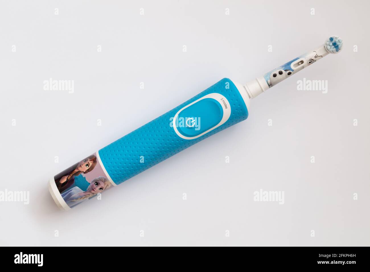 Frankfurt, Deutschland - 1. Mai 2021: Braun Oral-B wiederaufladbare Zahnbürste für Kinder ab 3 Jahren. Disney Frozen II Edition Stockfoto