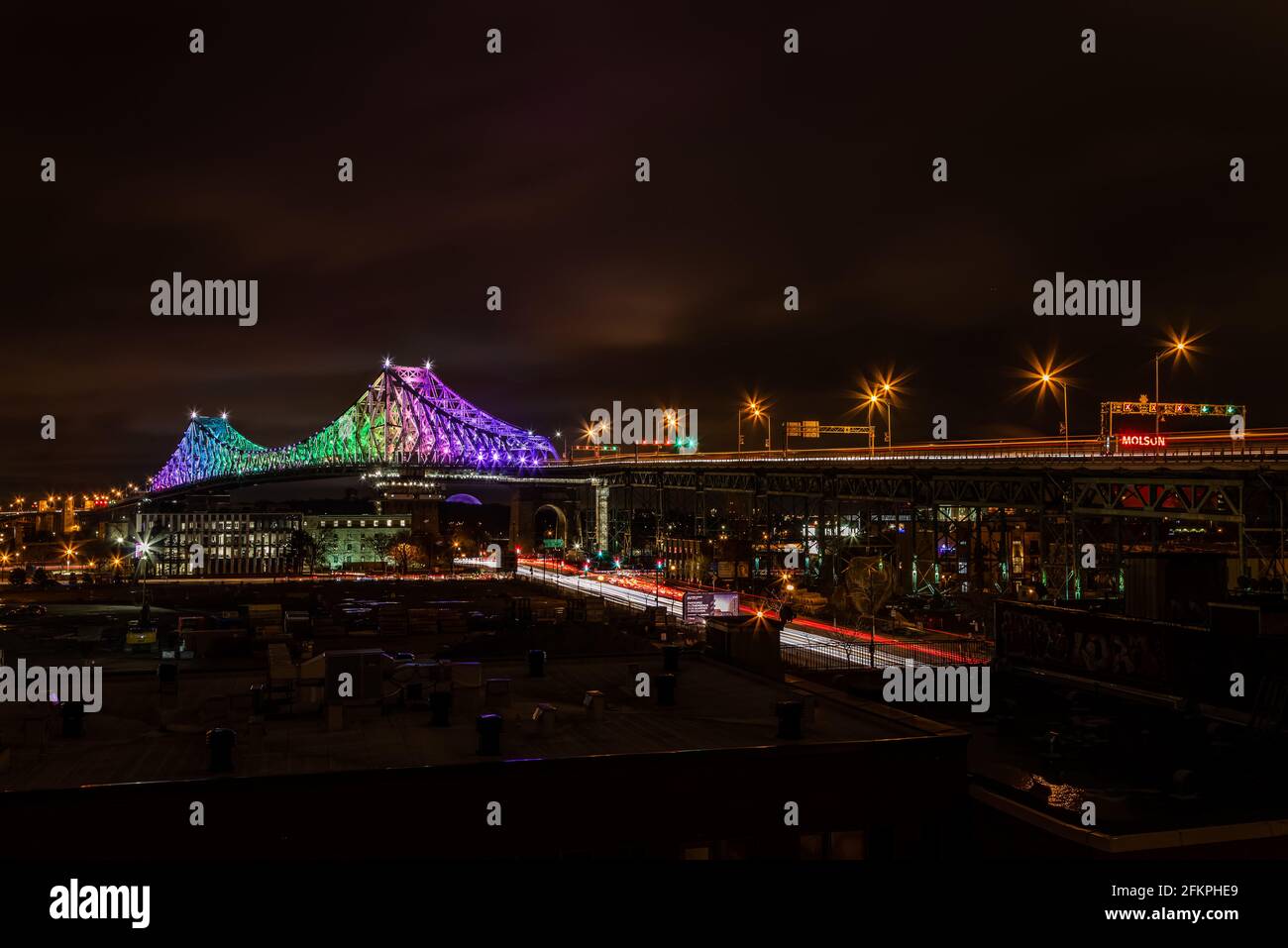 Jacques Cartier Brücke bei Nacht mit Lichtern Stockfoto