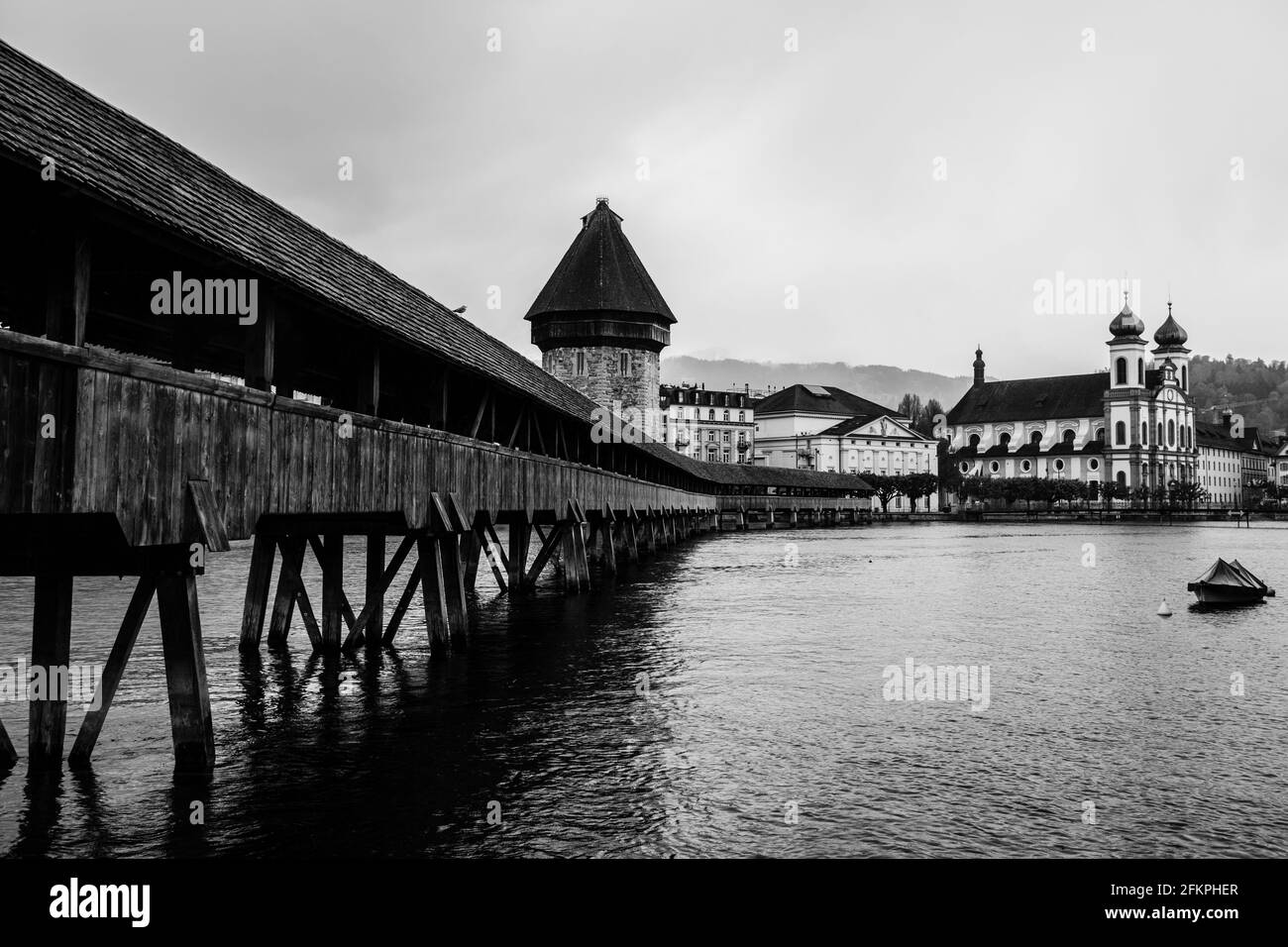 Landschaftsansicht der Kapellebrücke (Kappelbrücke) in Luzern, Schweiz Stockfoto