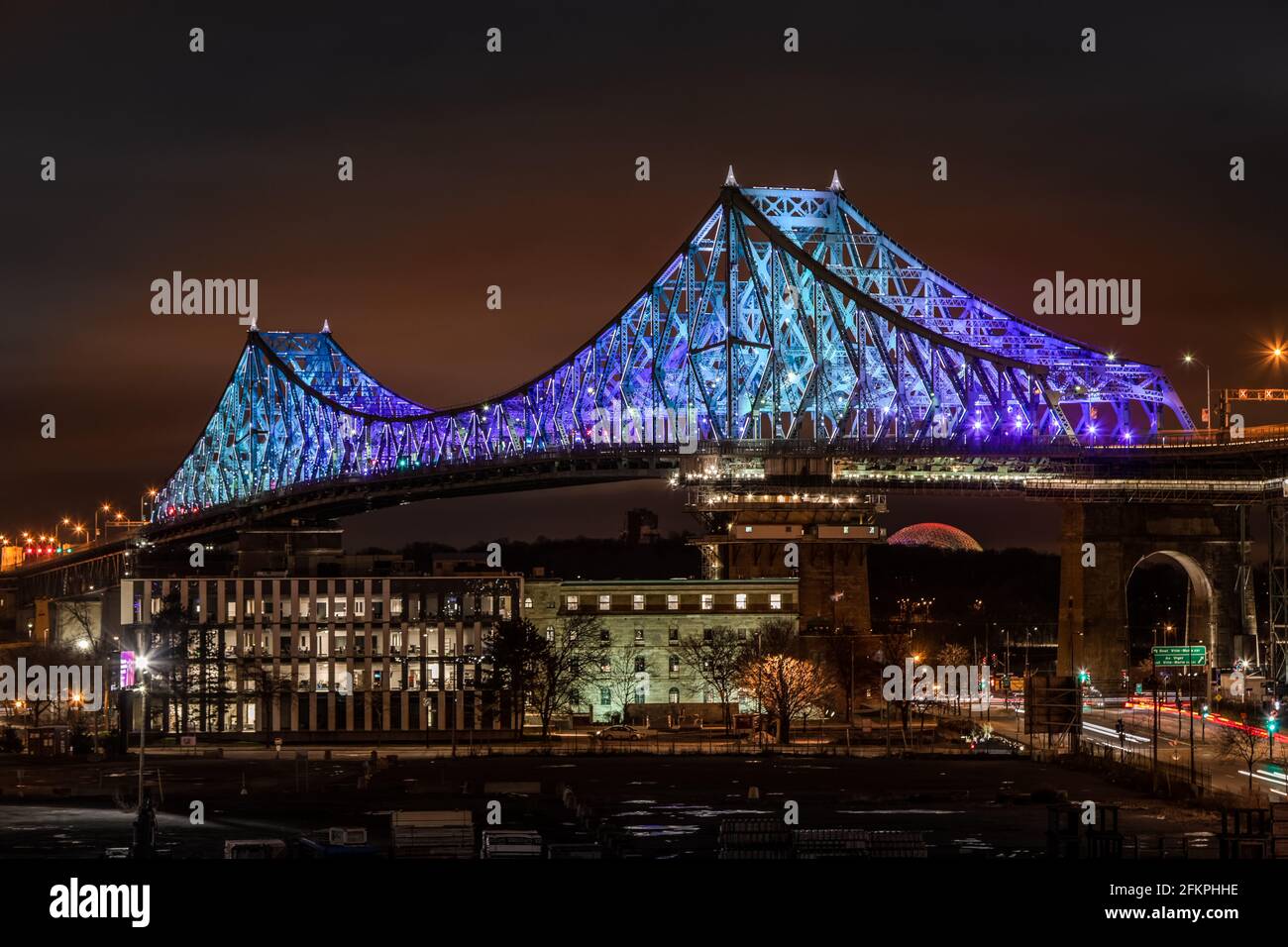 Jacques Cartier Brücke bei Nacht mit Lichtern Stockfoto