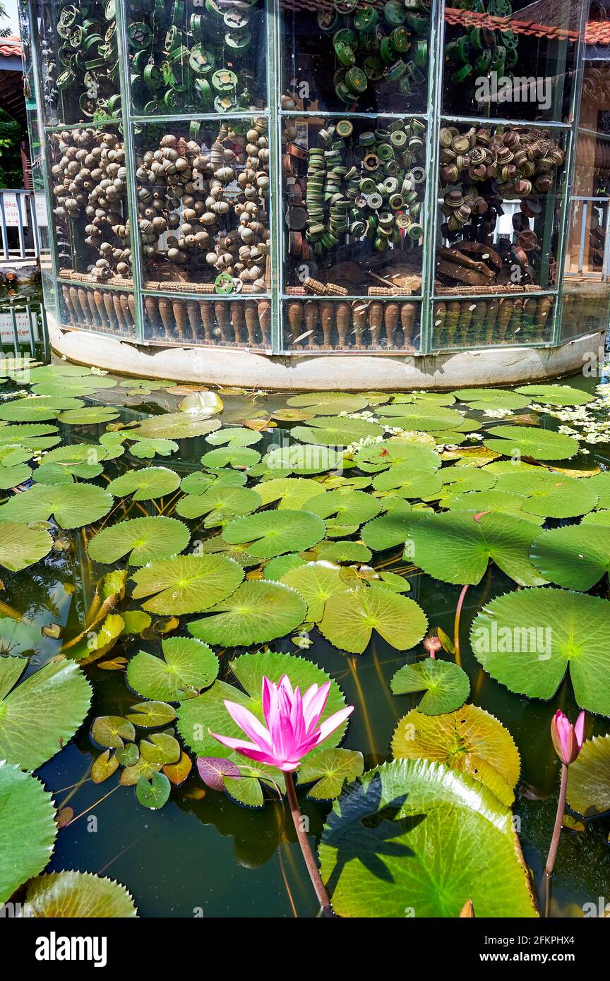 Ein Pavillon gefüllt mit Landminen im Aki Ra Landmine Museum, Siem Reap, Angkor, Kambodscha Stockfoto