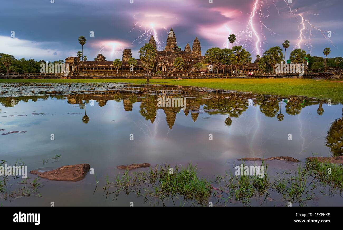 Gewitter und Blitze im Tempel Angkor Wat bei Sonnenuntergang. Siem Reap. Kambodscha Stockfoto